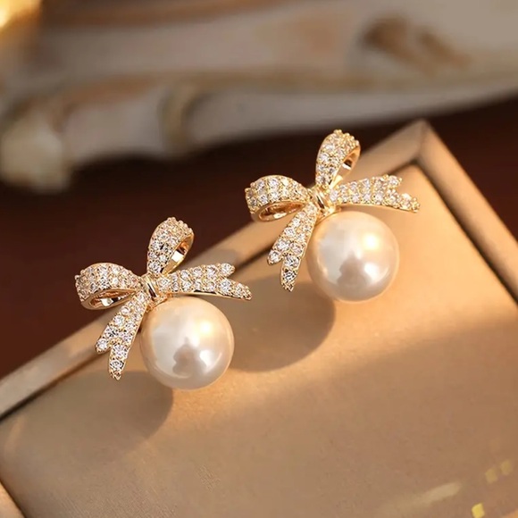 Gold Elegant Bowknot Pearl Stud Earrings - NEW - Picture 1 of 12